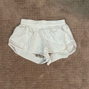 lululemon shorts White size 4 2.5 inch